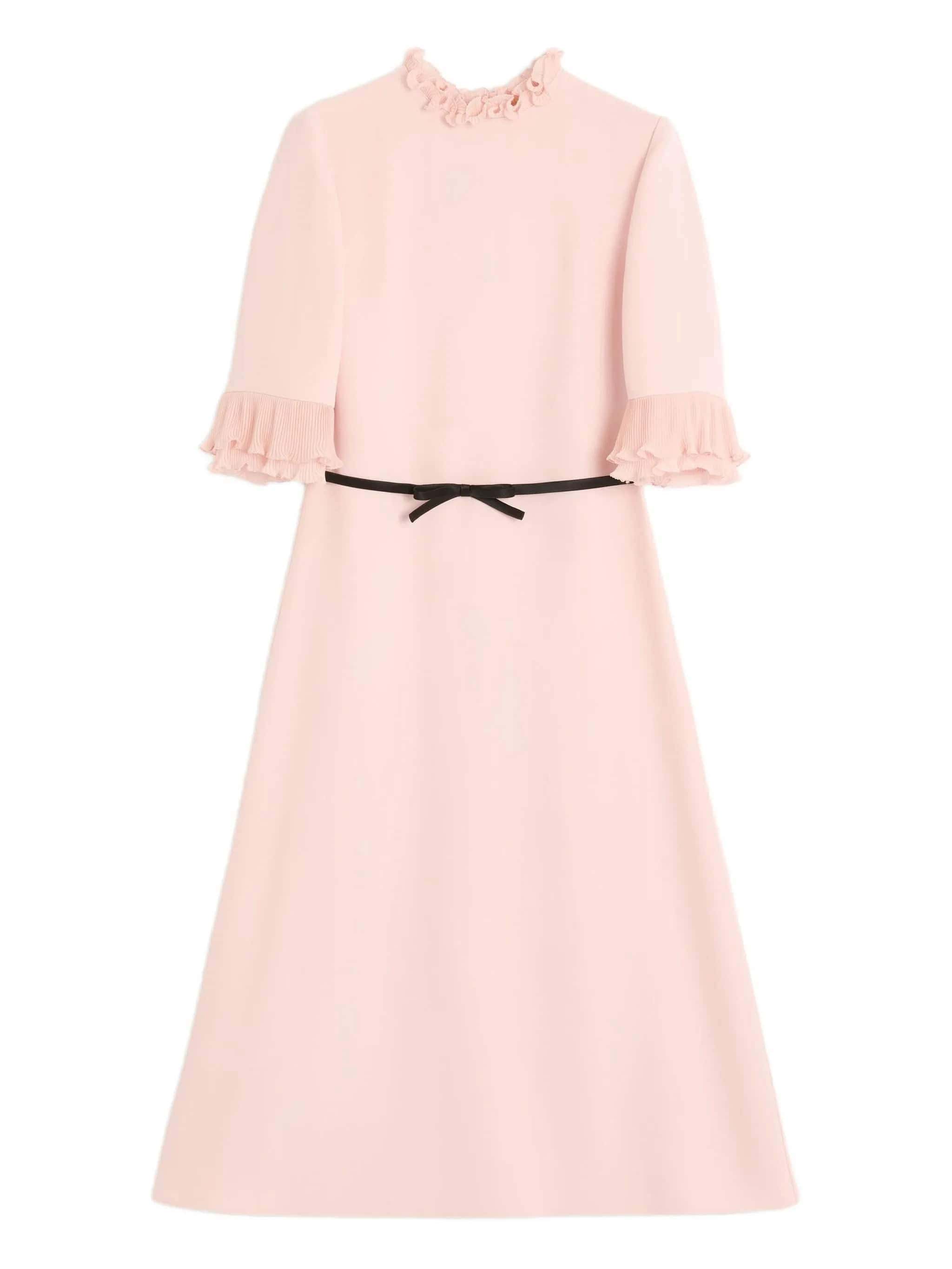 Vestido rosa de festa feminino com detalhes de laços e mangas bufantes.