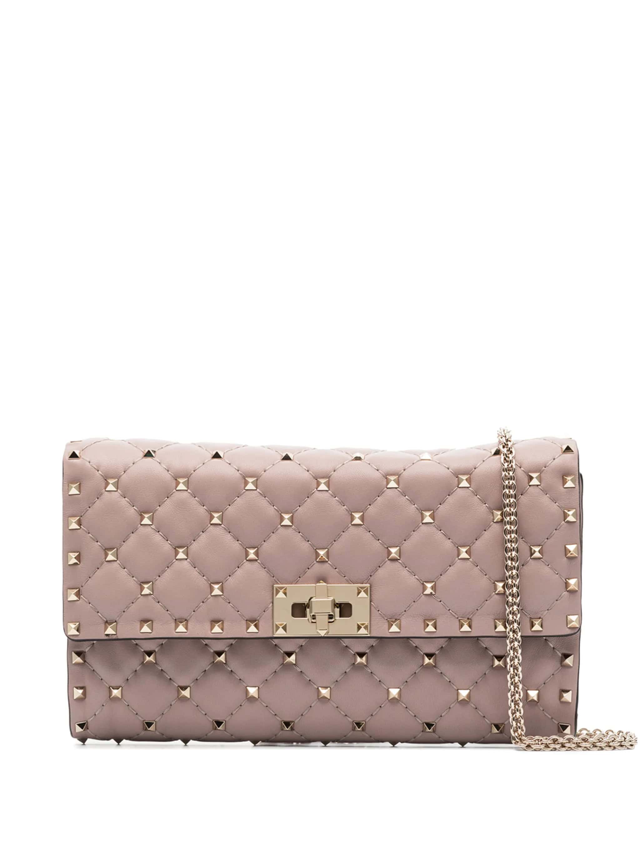 1. Mala de ombro feminina com detalhes em studs dourados e acabamento em couro rosé elegante.