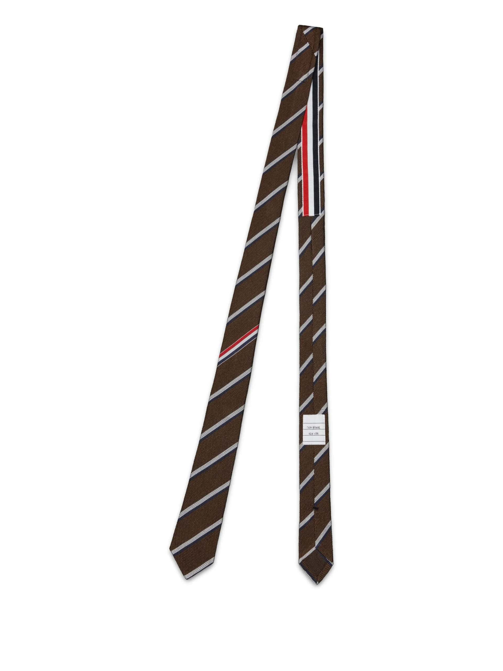 Corbata de seda com padrão riscado em tons de marrom, vermelho, branco e cinza para looks elegantes.