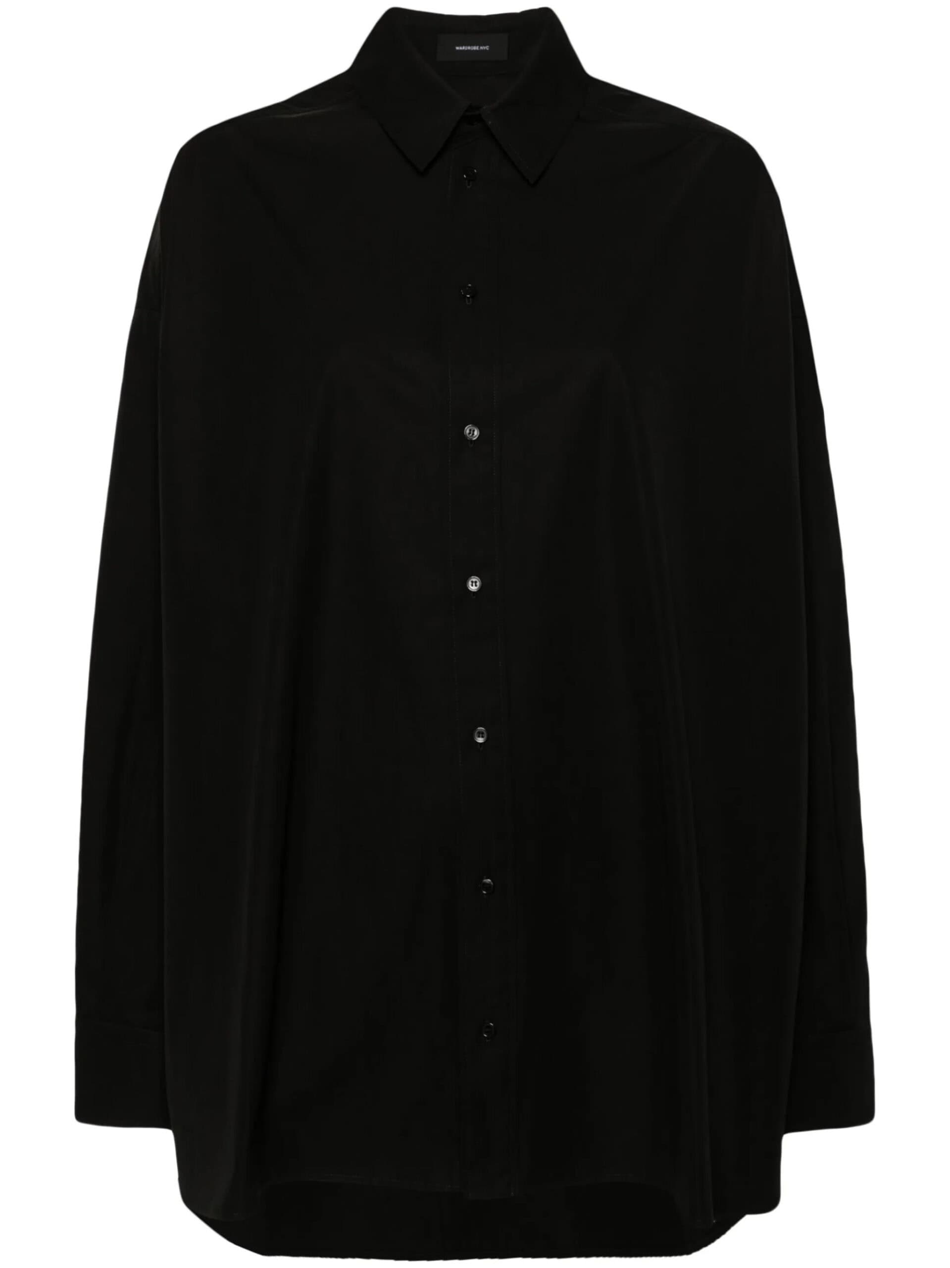 Camisa preta oversized com botões e colar clássico para estilo moderno e sofisticado.