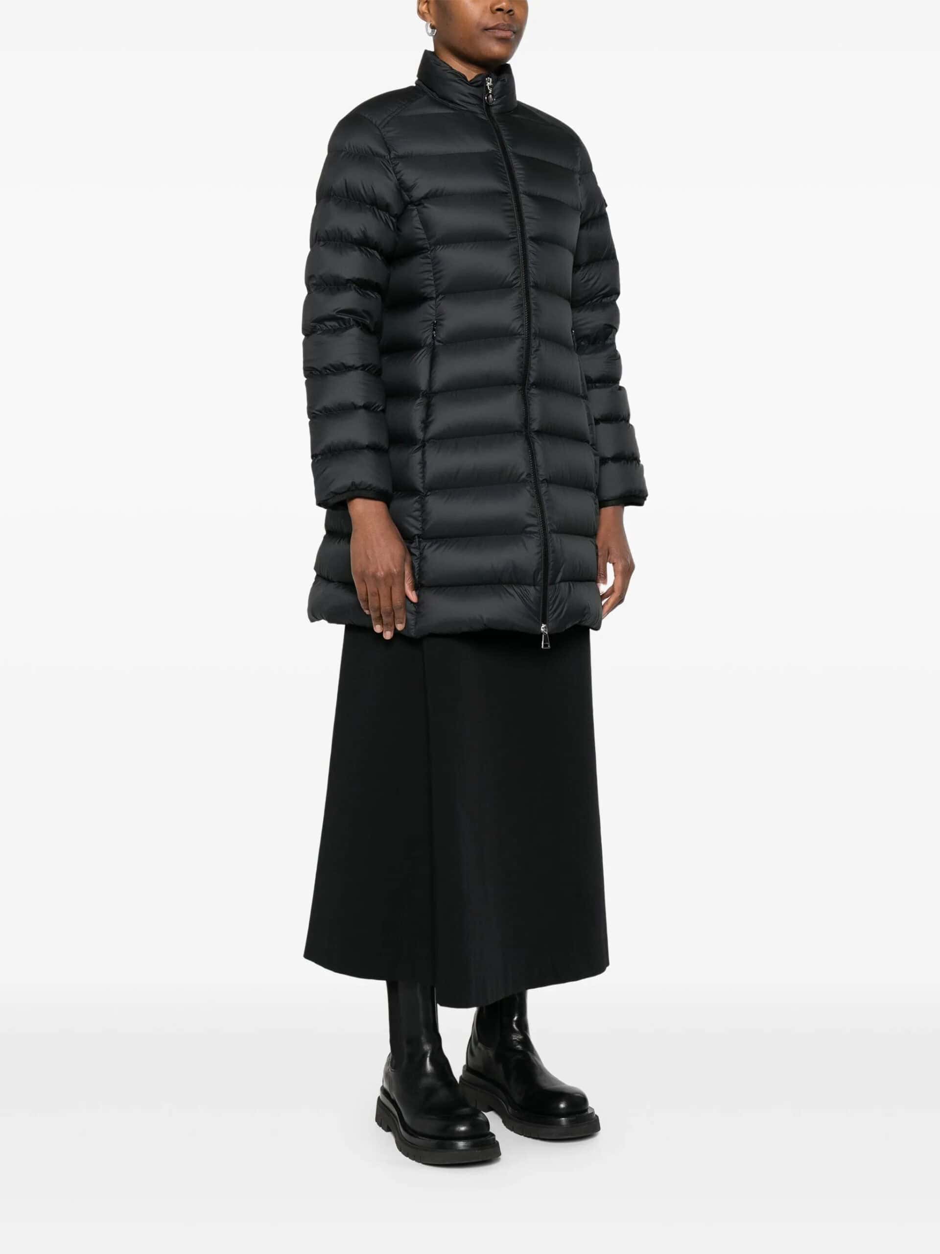 1. Casaco down preto longo para mulher, aquecimento e estilo em moda casual.