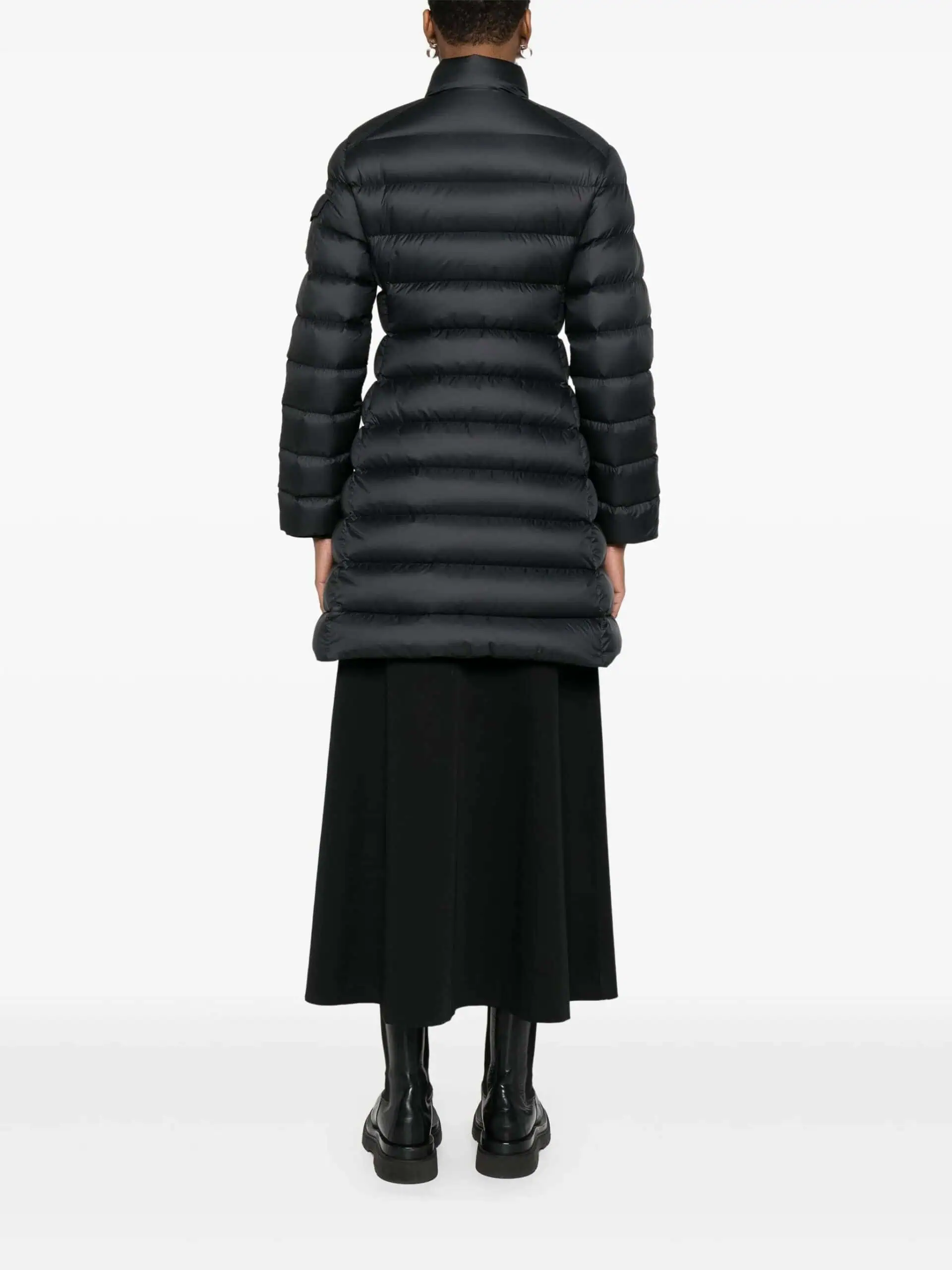 1. Casaco puffer preto longo para mulher, moda de inverno elegante e confortável.