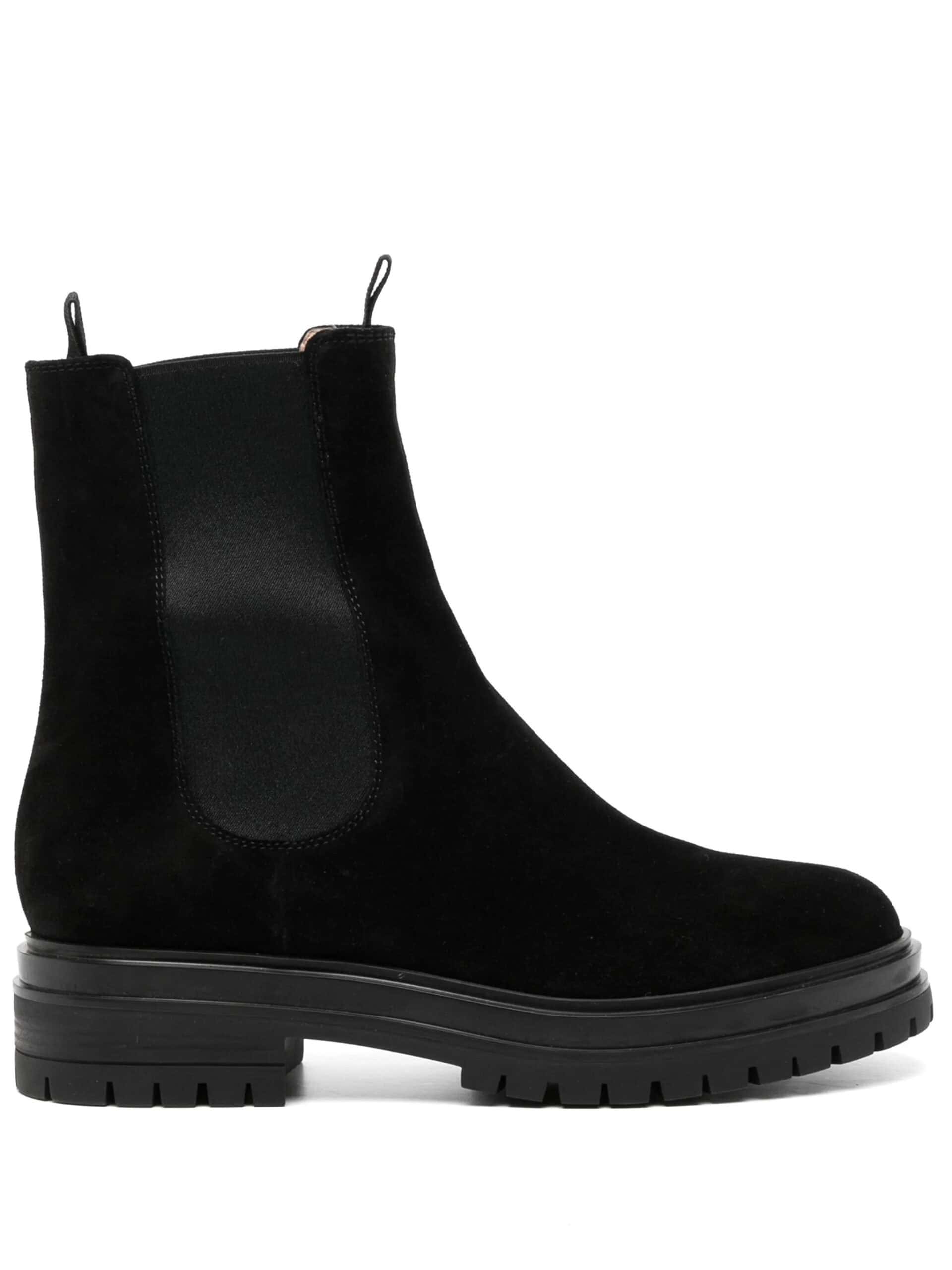 Botim preto de camurça com sola robuste e estilo elegante para mulheres e homens.