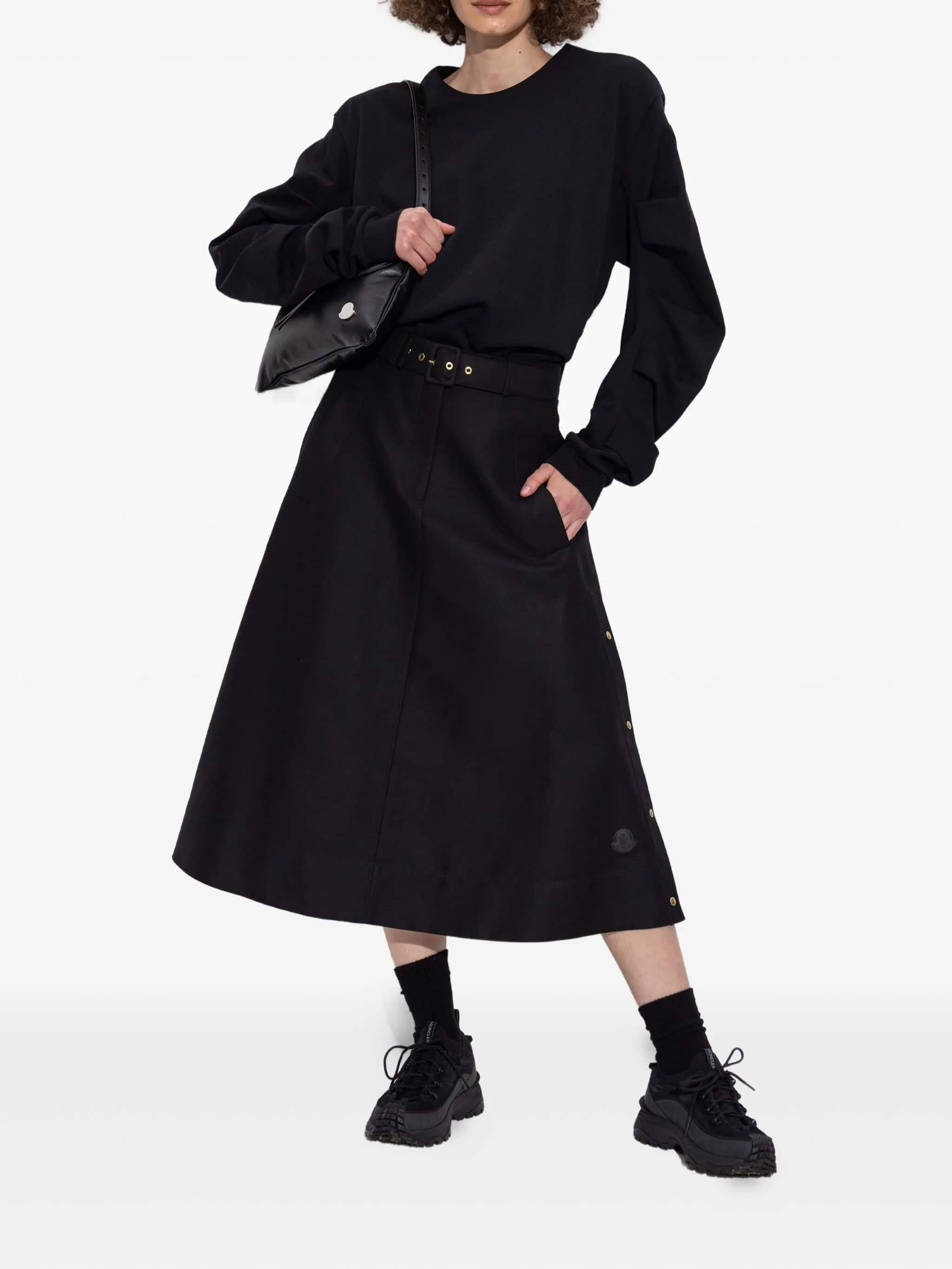 Casaco preto oversized com detalhes modernos e estilo casual para mulheres modernas.