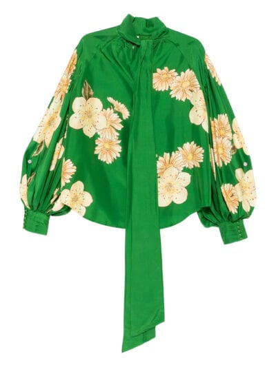 Cómoda blusa feminina verde com florais em tom creme, com laço no pescoço e mangas bufantes.