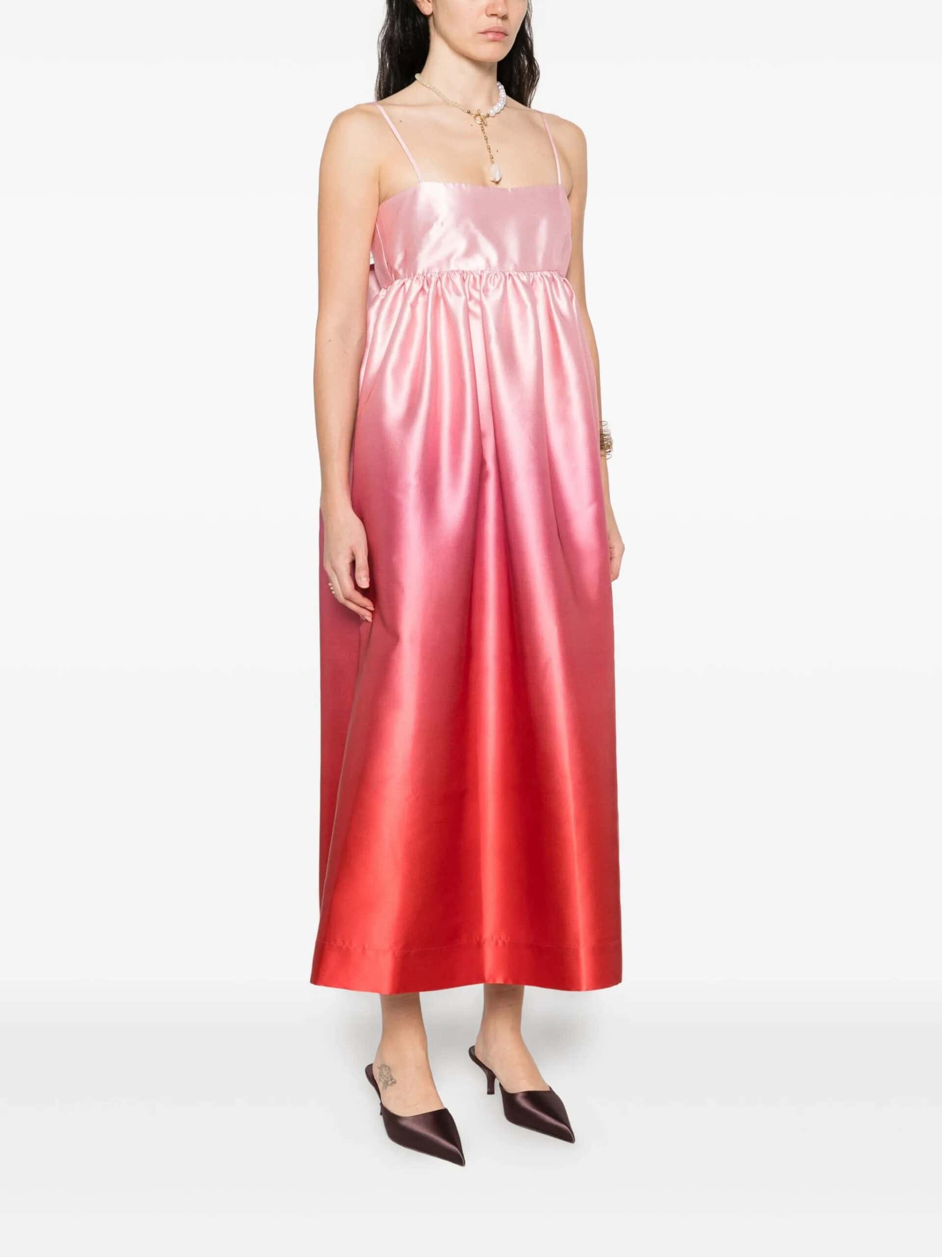 Elegante vestido longo em cetim rosado, perfeito para ocasiões especiais e eventos fashion.
