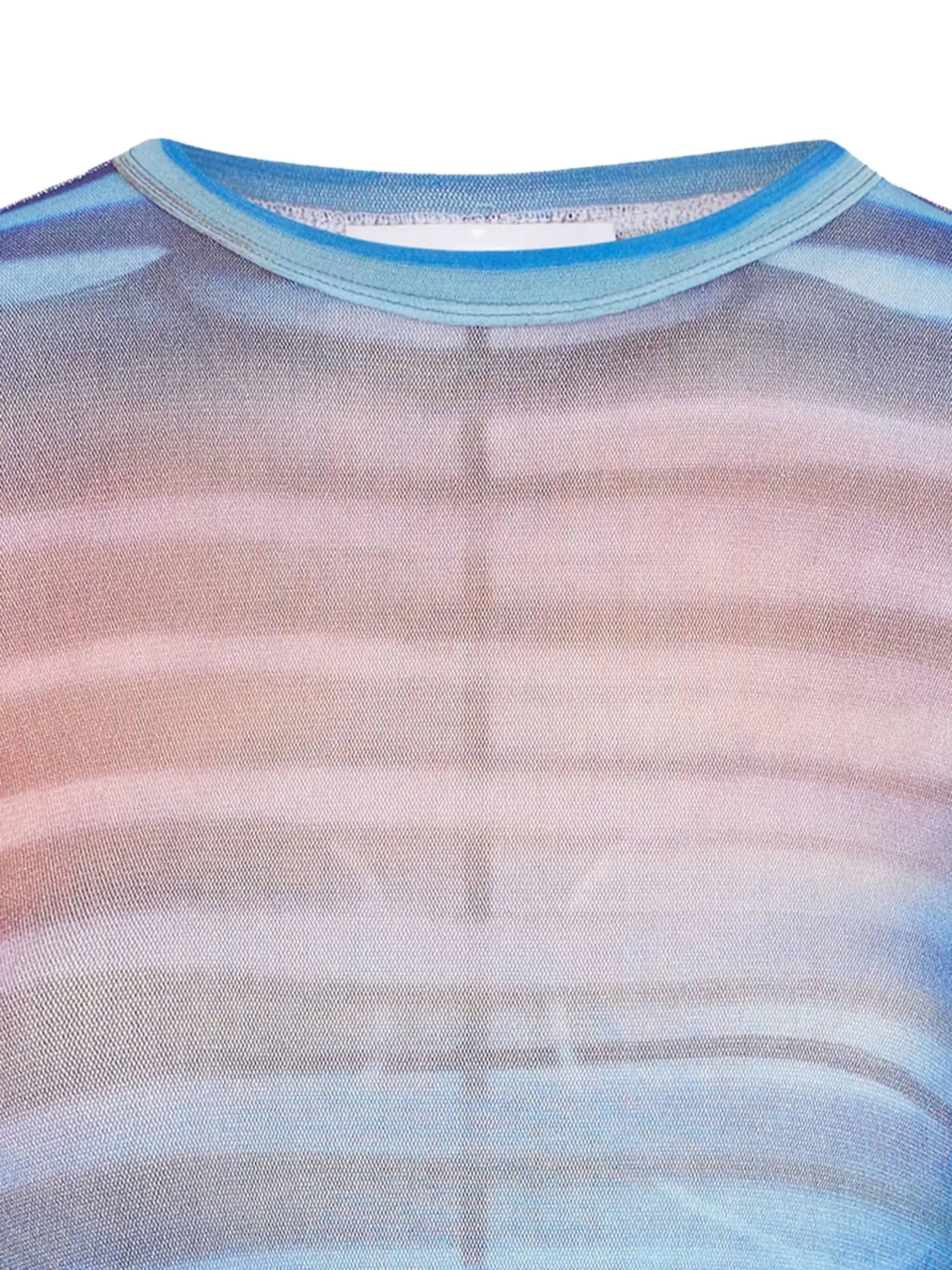 Impresso de camiseiro tie-dye em tons pastel azul, rosa e bege, de aspecto moderno e estiloso.
