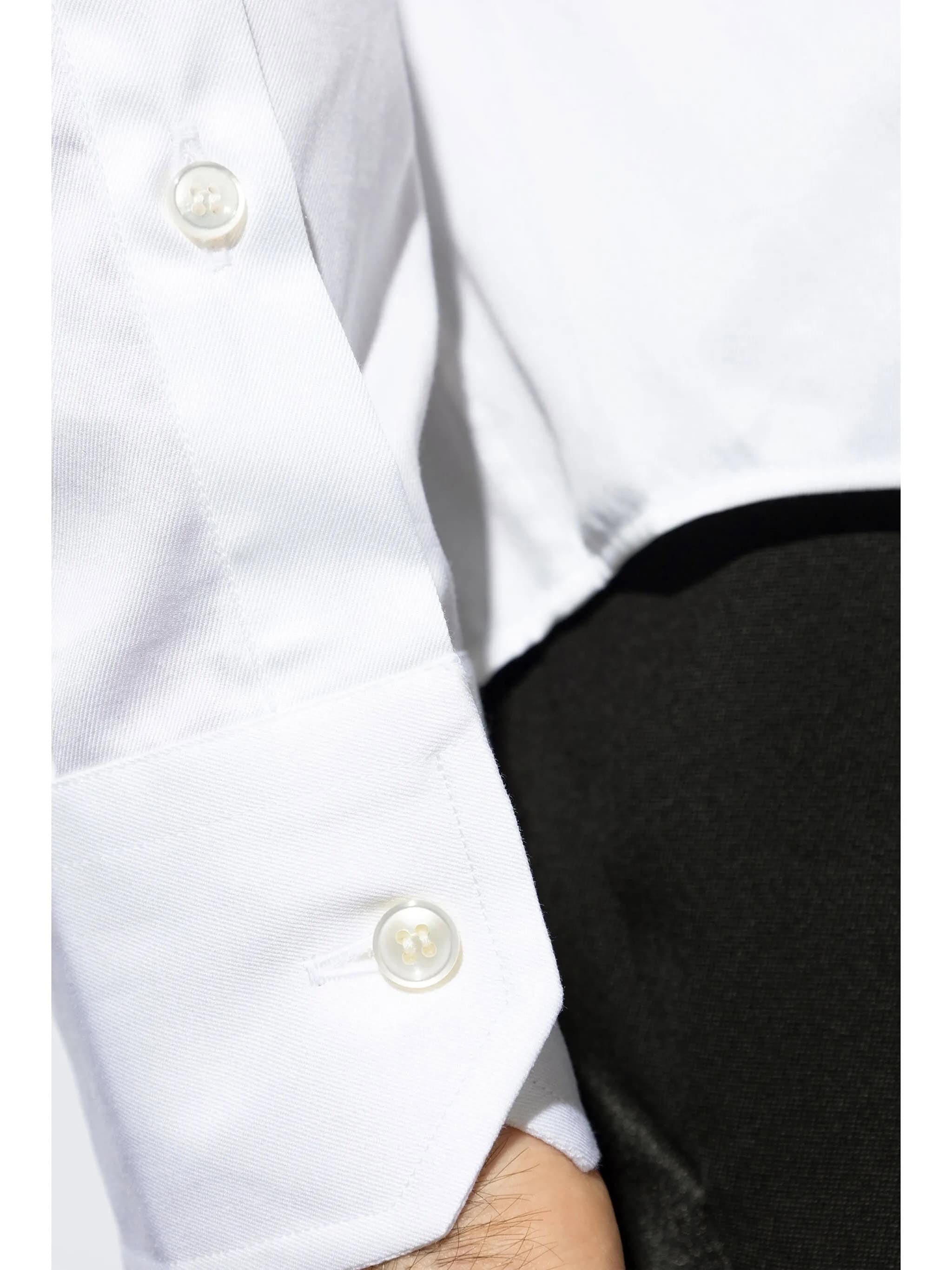 Botão de camisa branca, detalhes de moda feminina e masculina, estilo elegante e sofisticado.