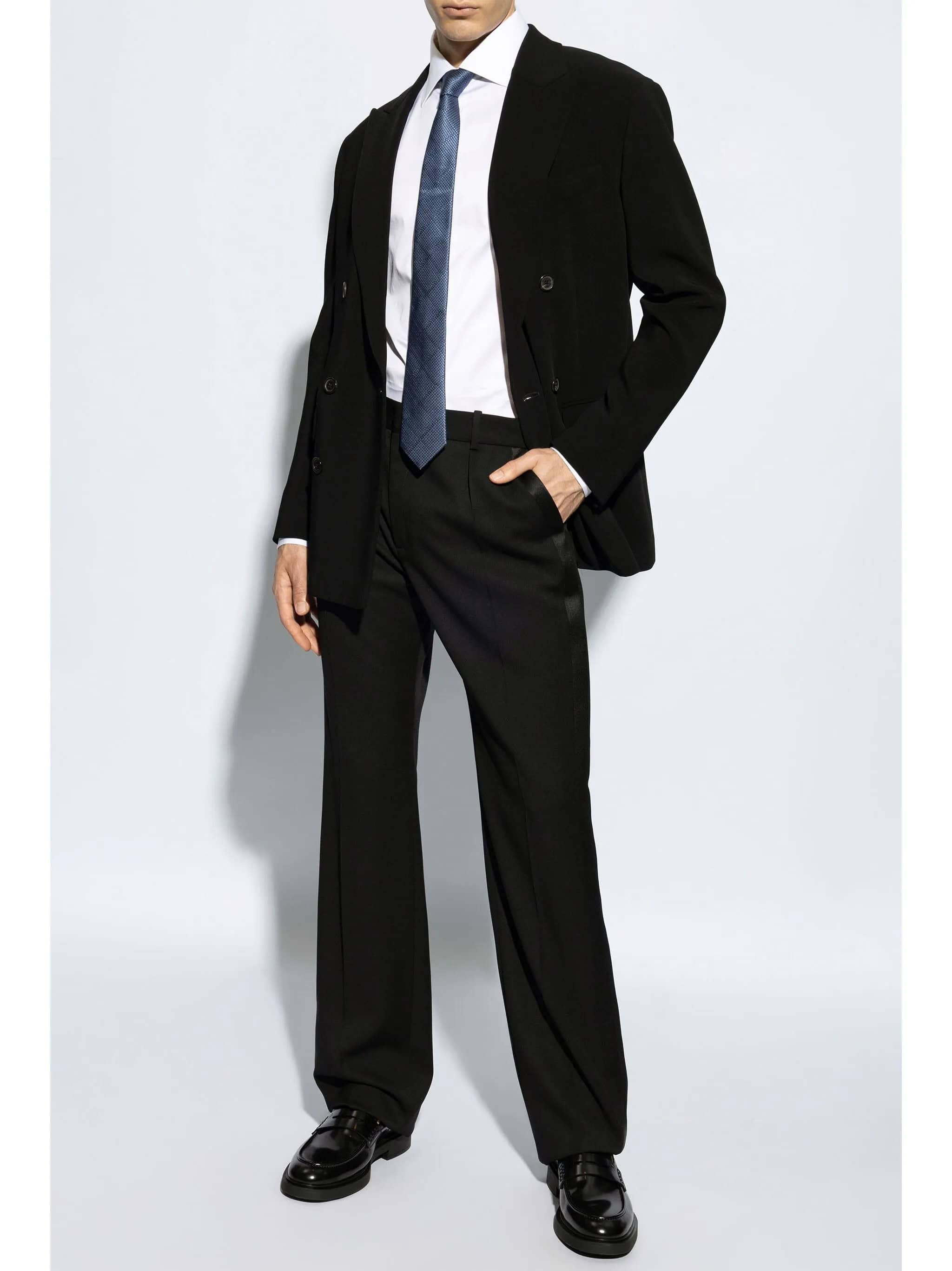 Terno de fato masculino elegante, blazer preto, camisa branca e calçado robusto preto, moda masculina de alta qualidade.