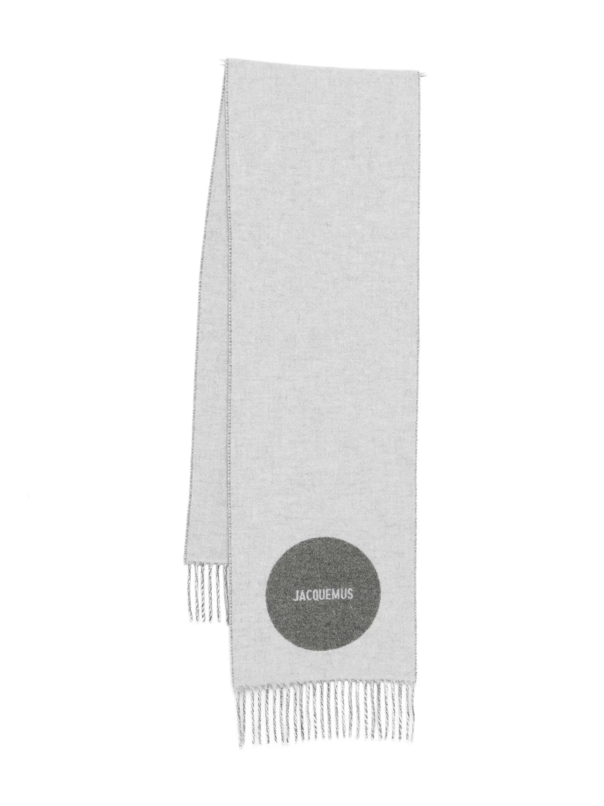 Effluente, cachecol cinza com logotipo Jacquemus e franjas nas pontas.