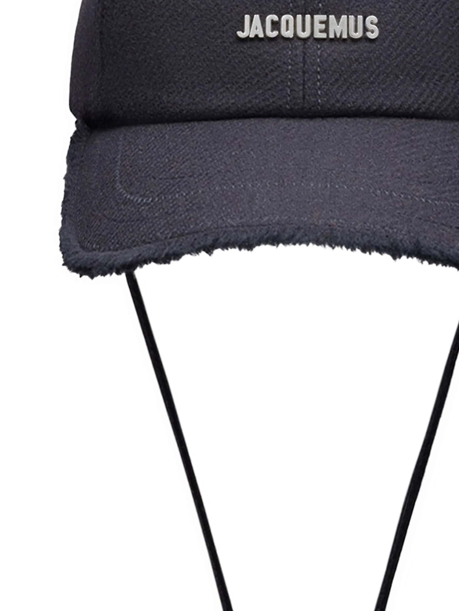 Chapéu preto com logotipo Jacquemus, estilo moderno e sofisticado para mulheres e homens.