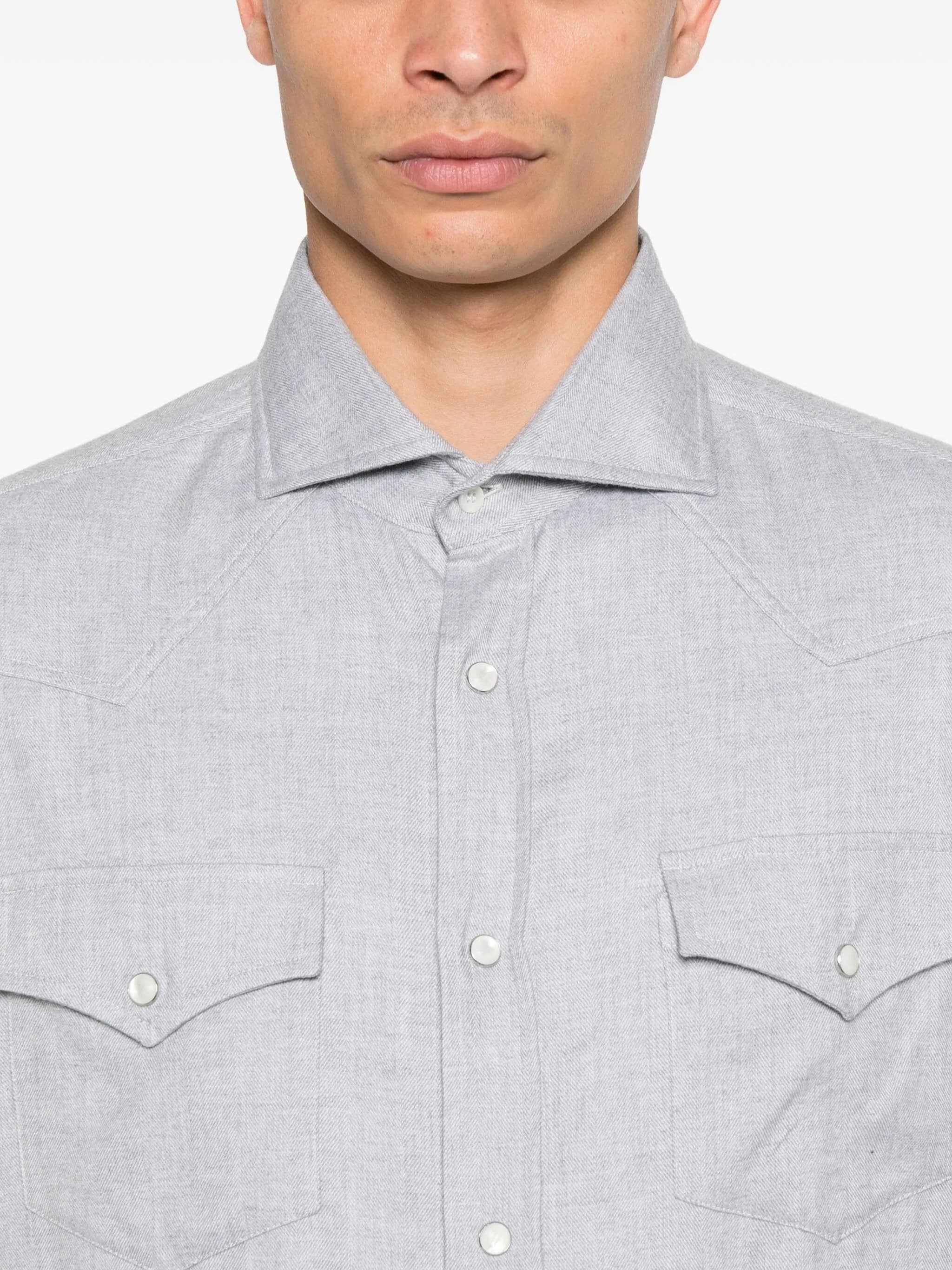 Camisa masculina cinza de manga longa com botões e bolsos frontais.