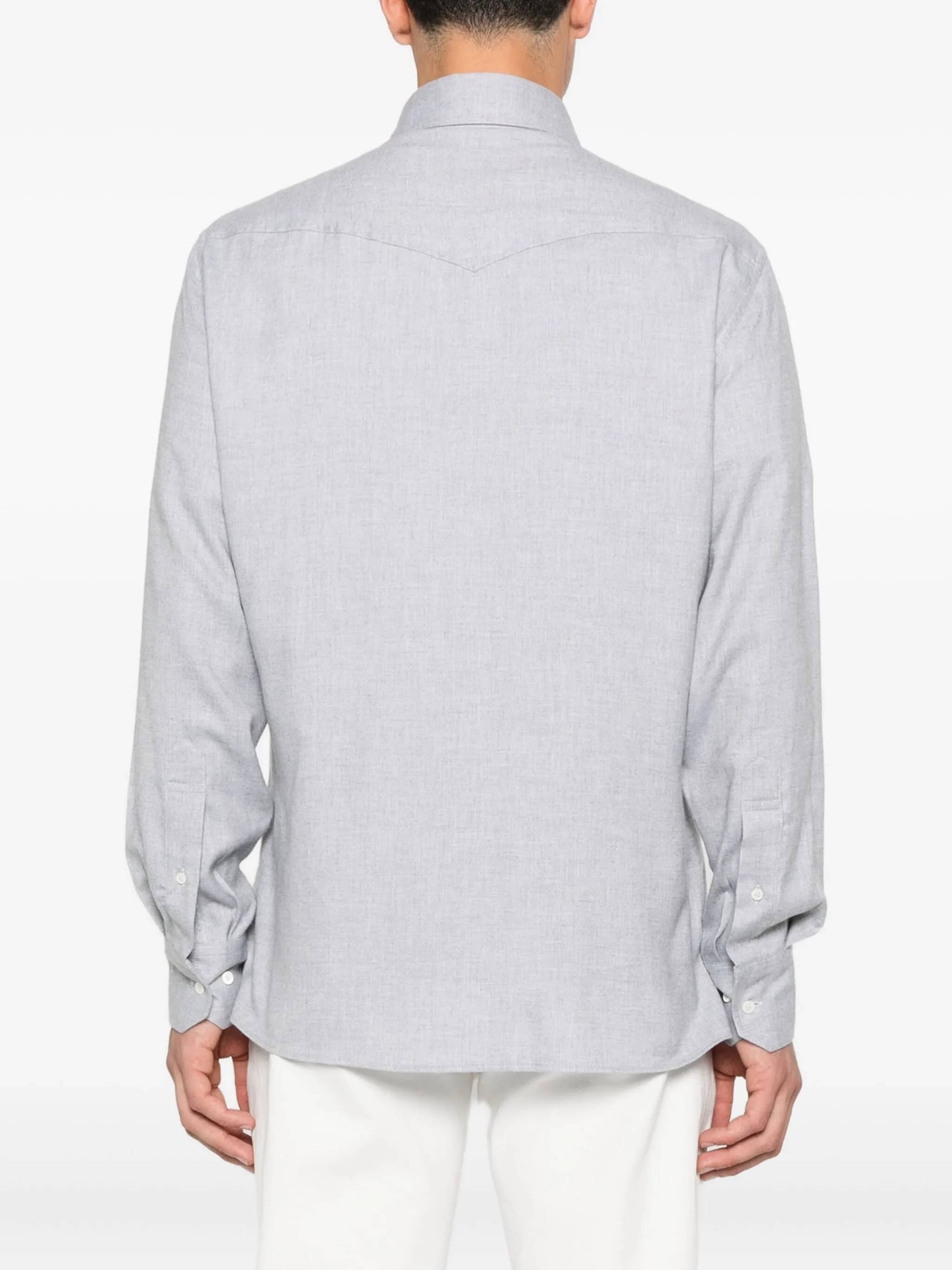 Camisa masculina de linho cinza, elegante e confortável para looks casuais e formais.