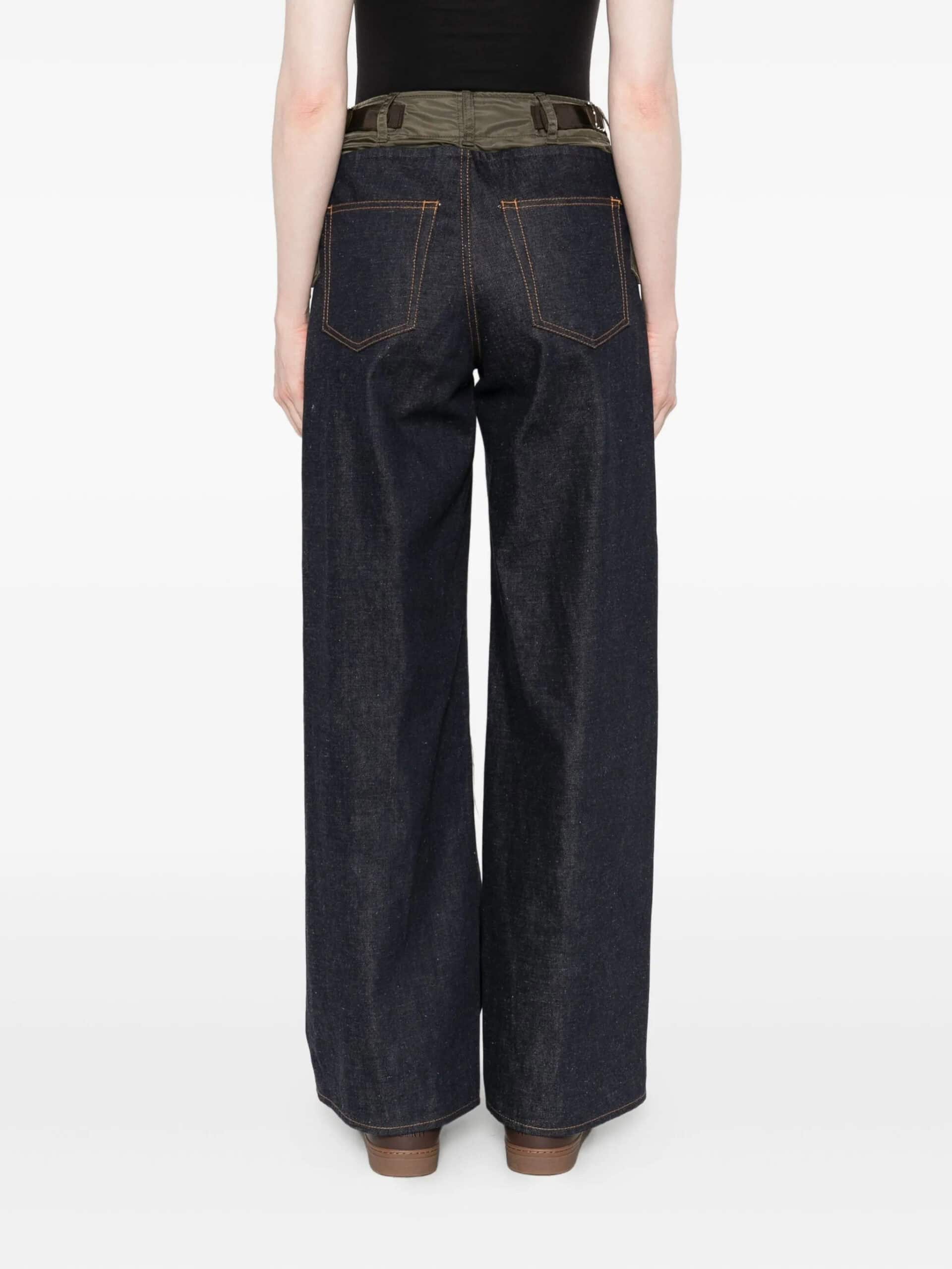 Casual jeans de corte amplo, ideal para looks modernos e confortáveis.