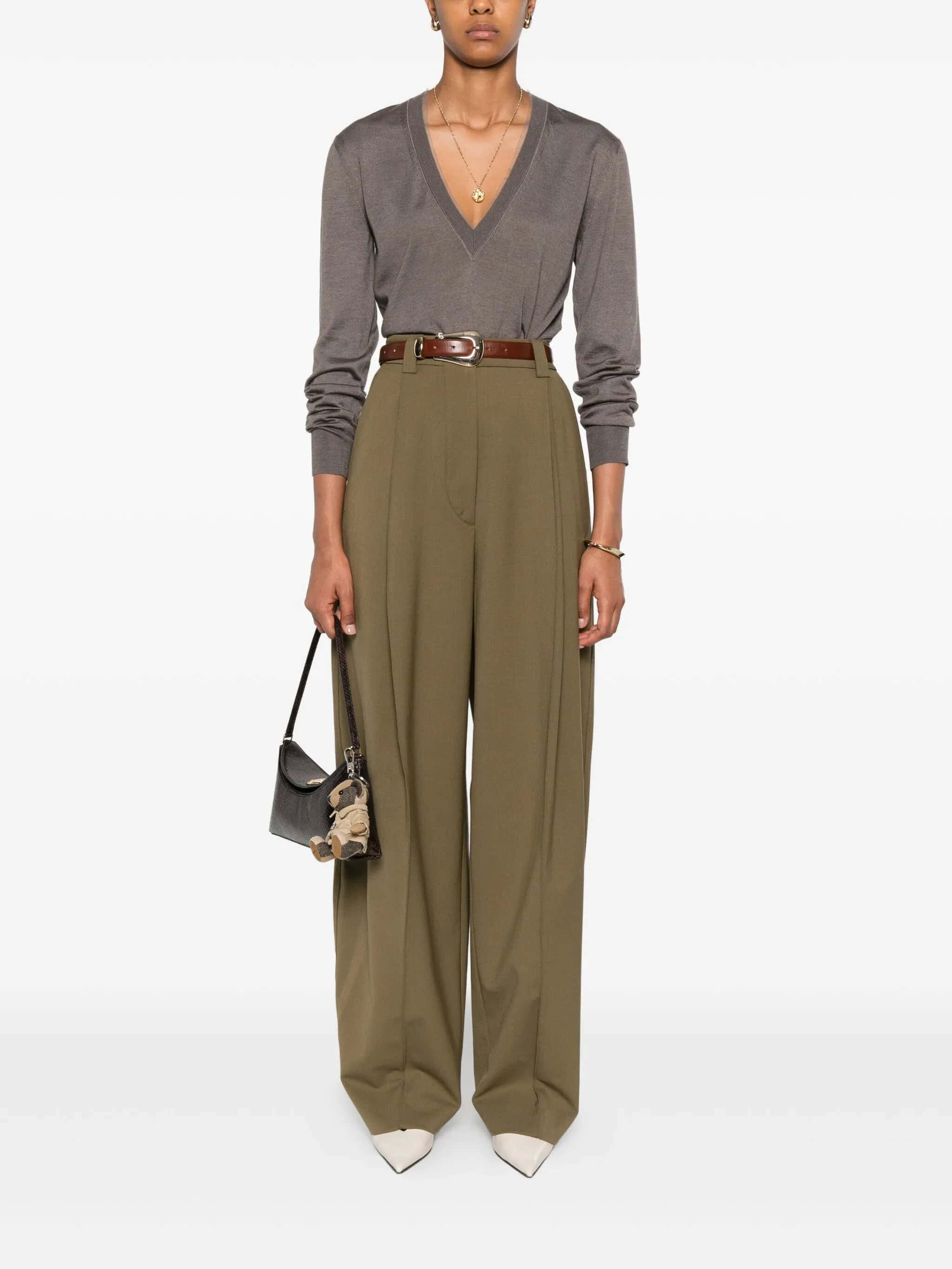 1. Sapato de salto branco elegante para mulher, estilo sofisticado e moderno.