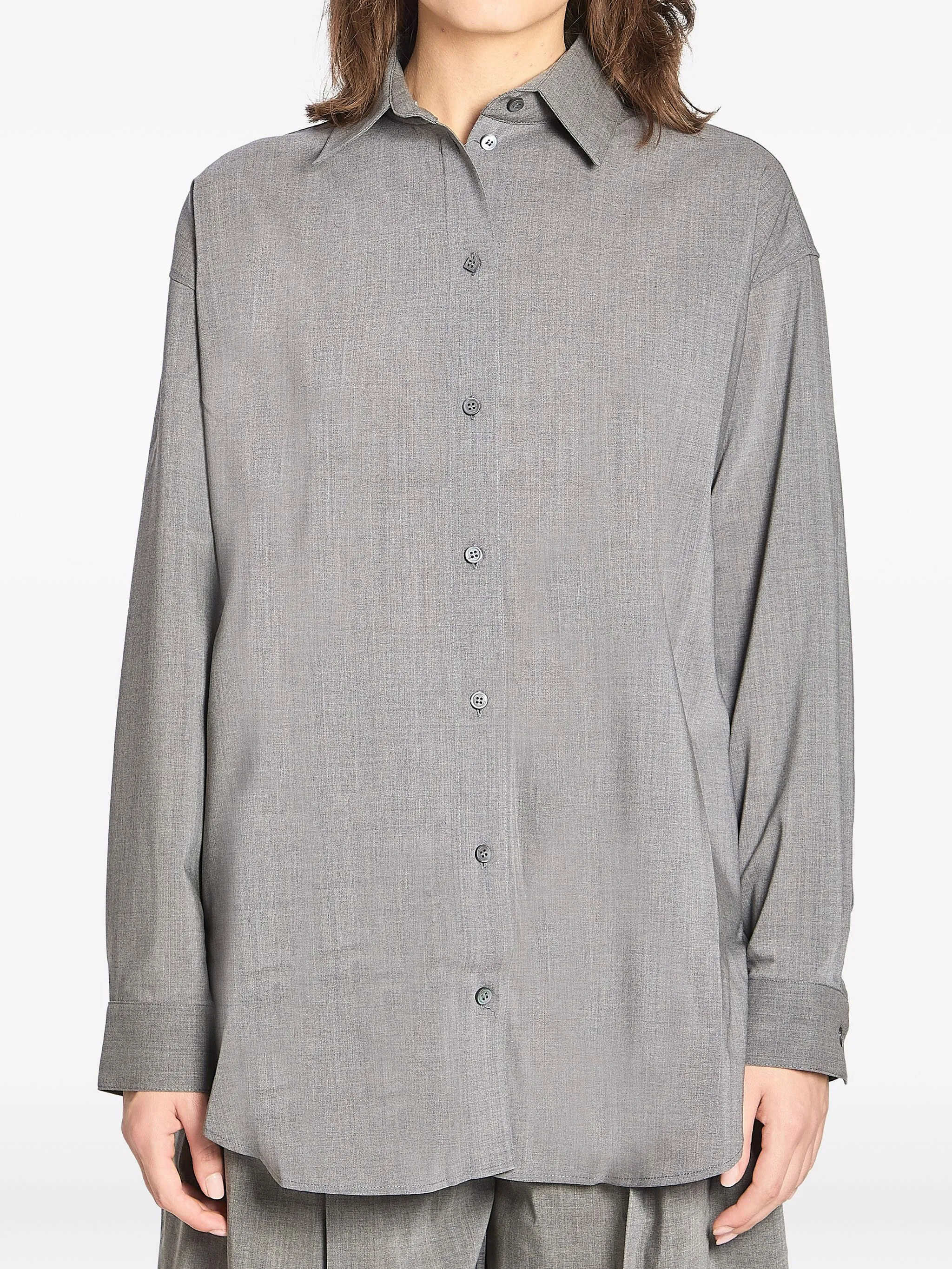 Camisa de preocupação cinza, confortável e elegante, ideal para looks profissionais e casuais sofisticados.