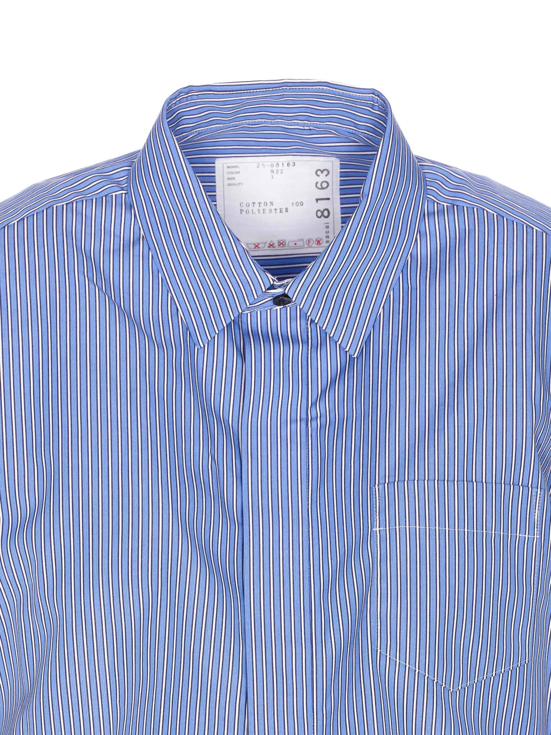 Camisa azul de estampa riscada para homens e mulheres, com gola clássica e bolso à esquerda.