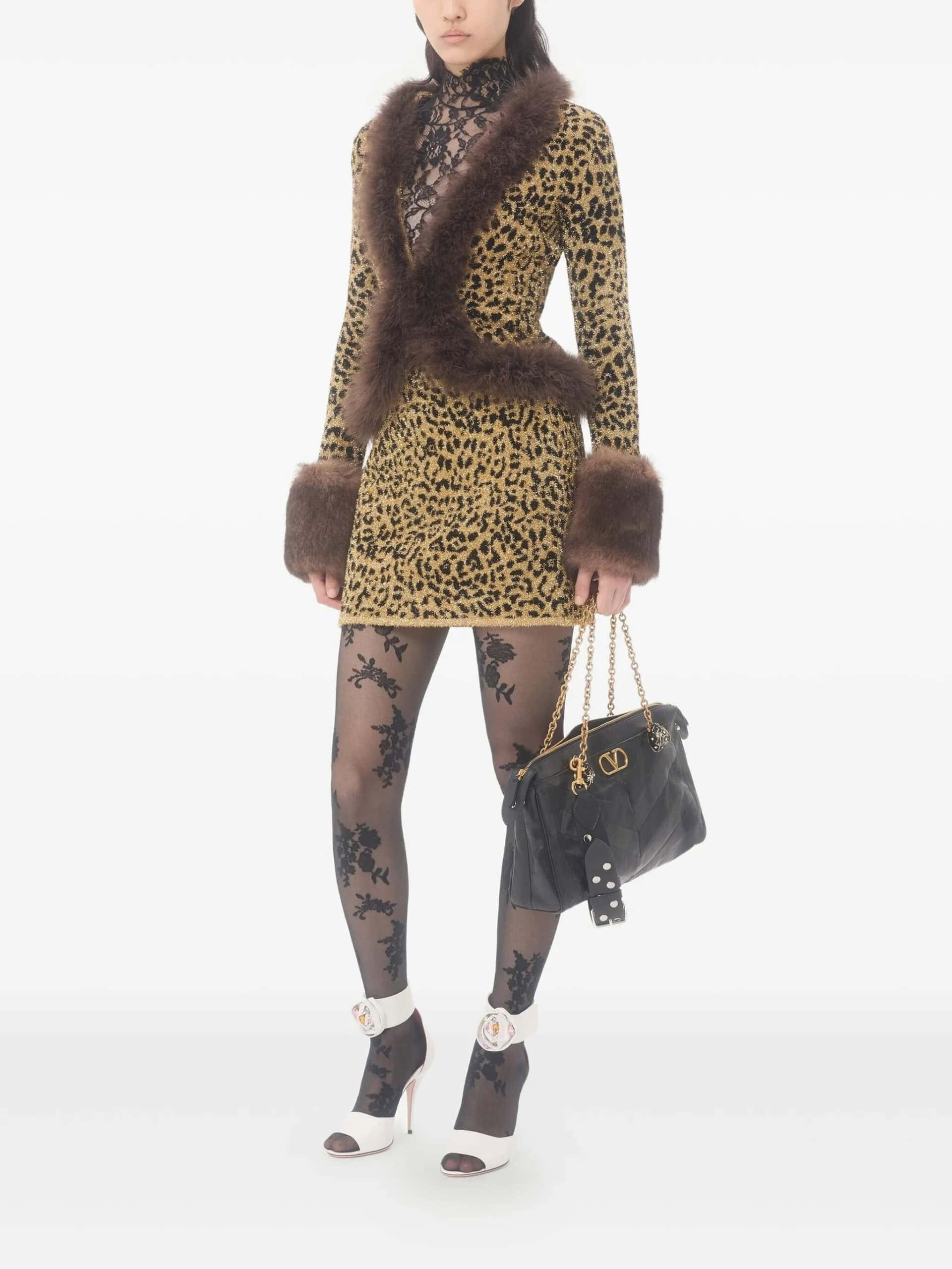Luxuoso casaco entrelaçado com pele, padrão animal, estilo de moda de alta costura.