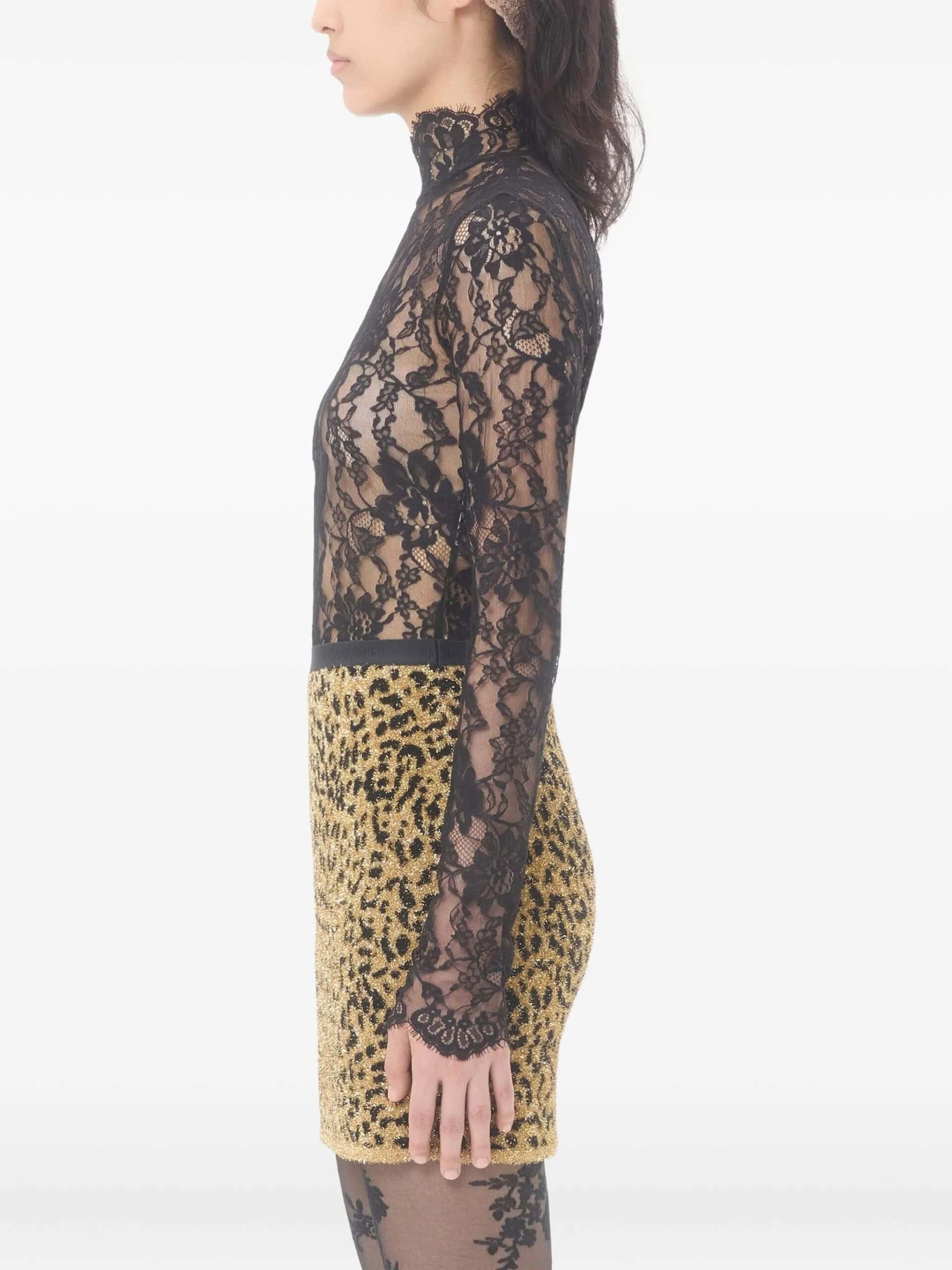 1. Blusa de renda preta com gola alta para mulheres estilosas.