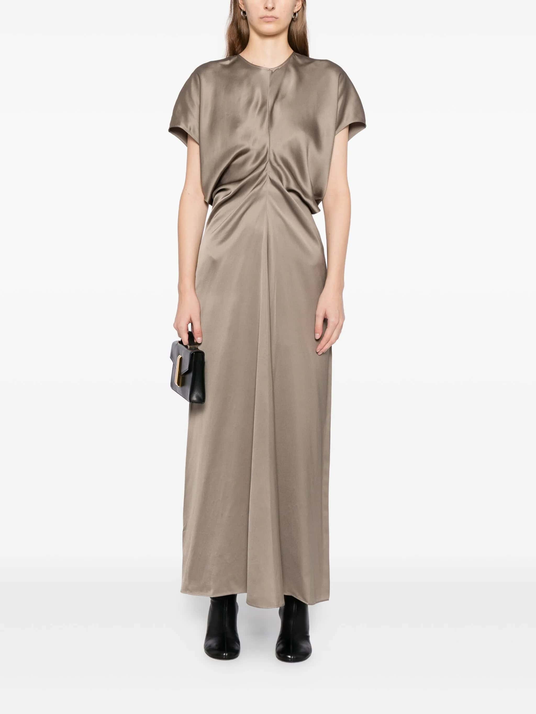 Vestido de seda bege com caimento elegante para mulher, ideal para ocasiões sofisticadas.