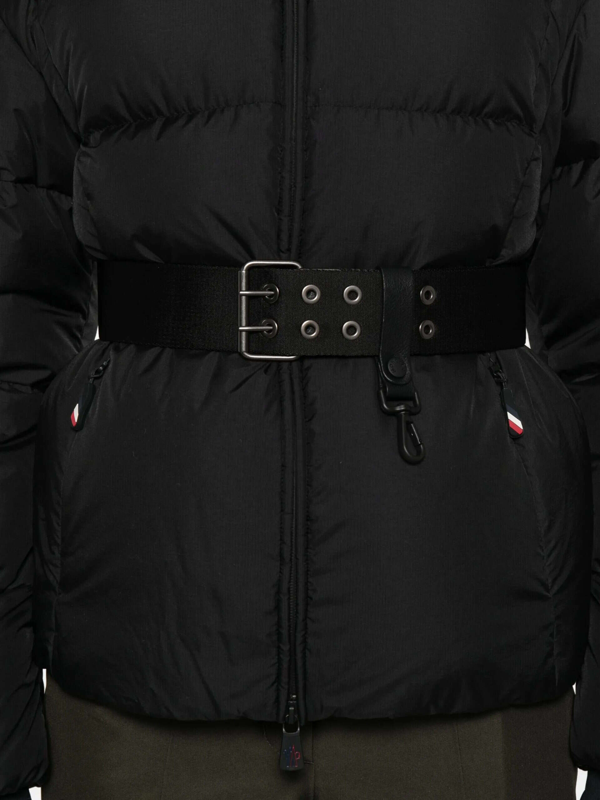 Casaco de inverno preto com cinto ajustável, ideal para moda urbana e proteção contra o frio.