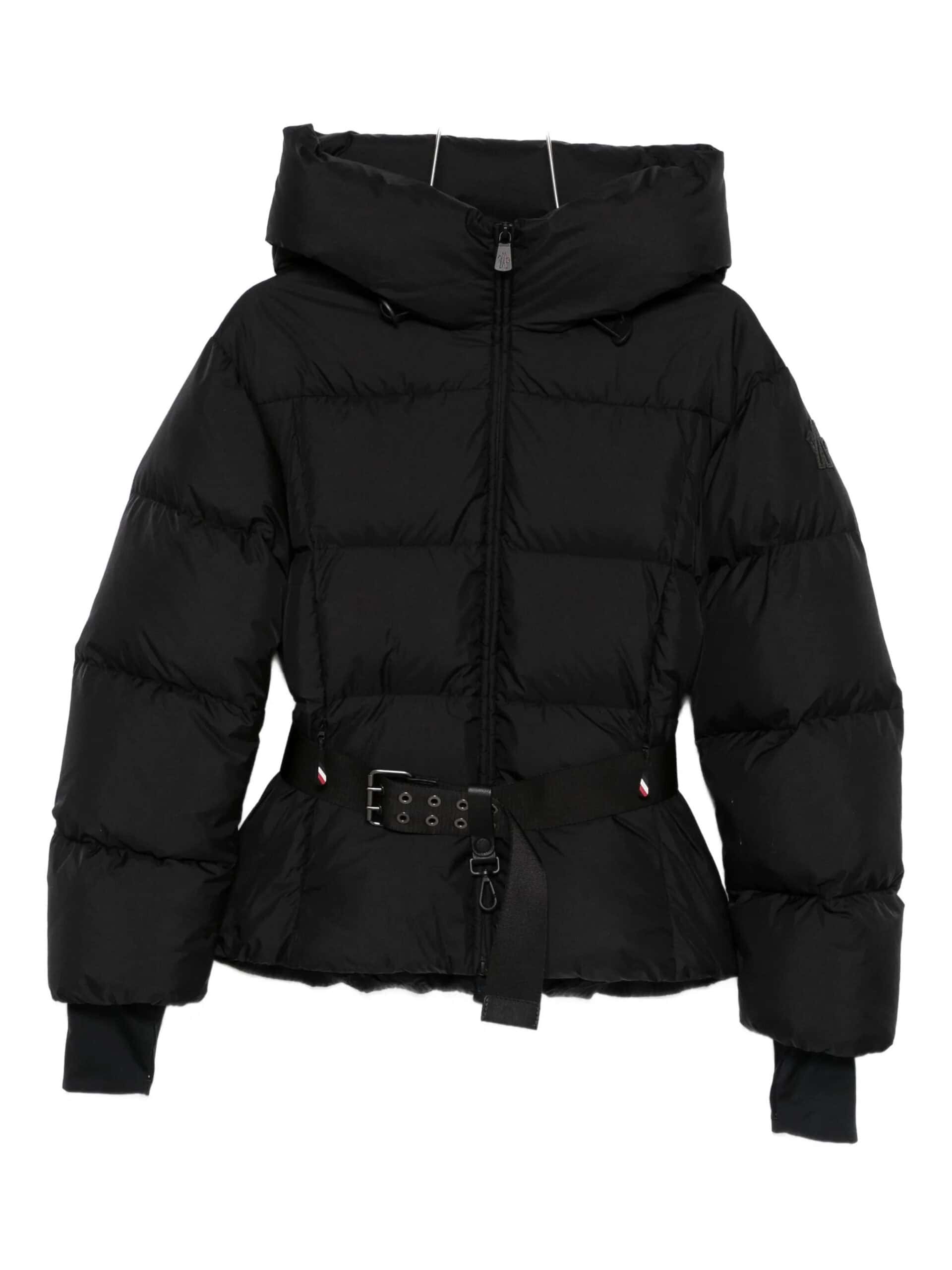 Casaco preto acolchoado com capucho e correia na cintura para moda alta e conforto.