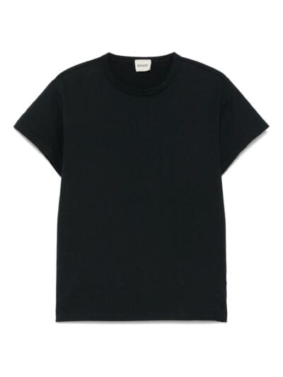 Blusa preta básica de moda feminina, confortável e versátil para diferentes estilos.