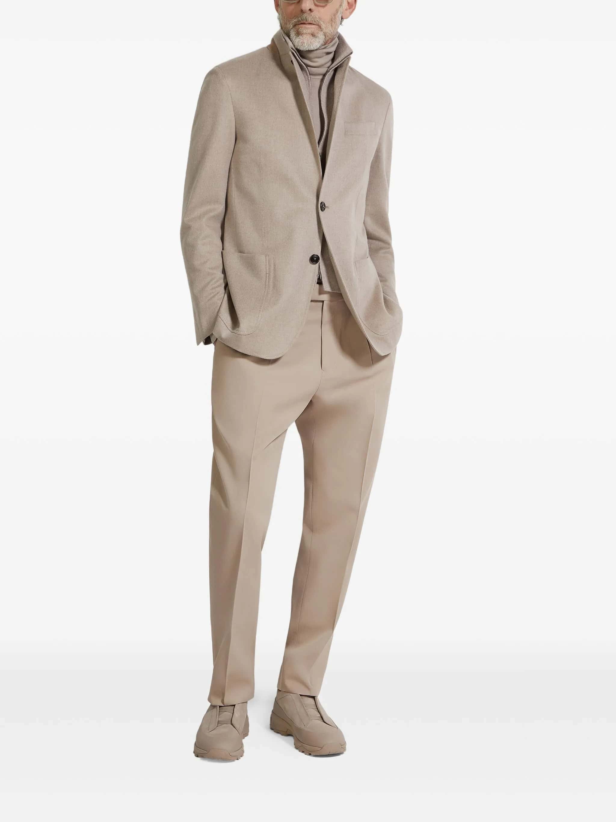 Casaco masculino bege elegante para moda de inverno estilosa.