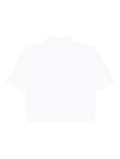 Blusa branca com detalhes de renda no pescoço, estilo elegante e feminino.