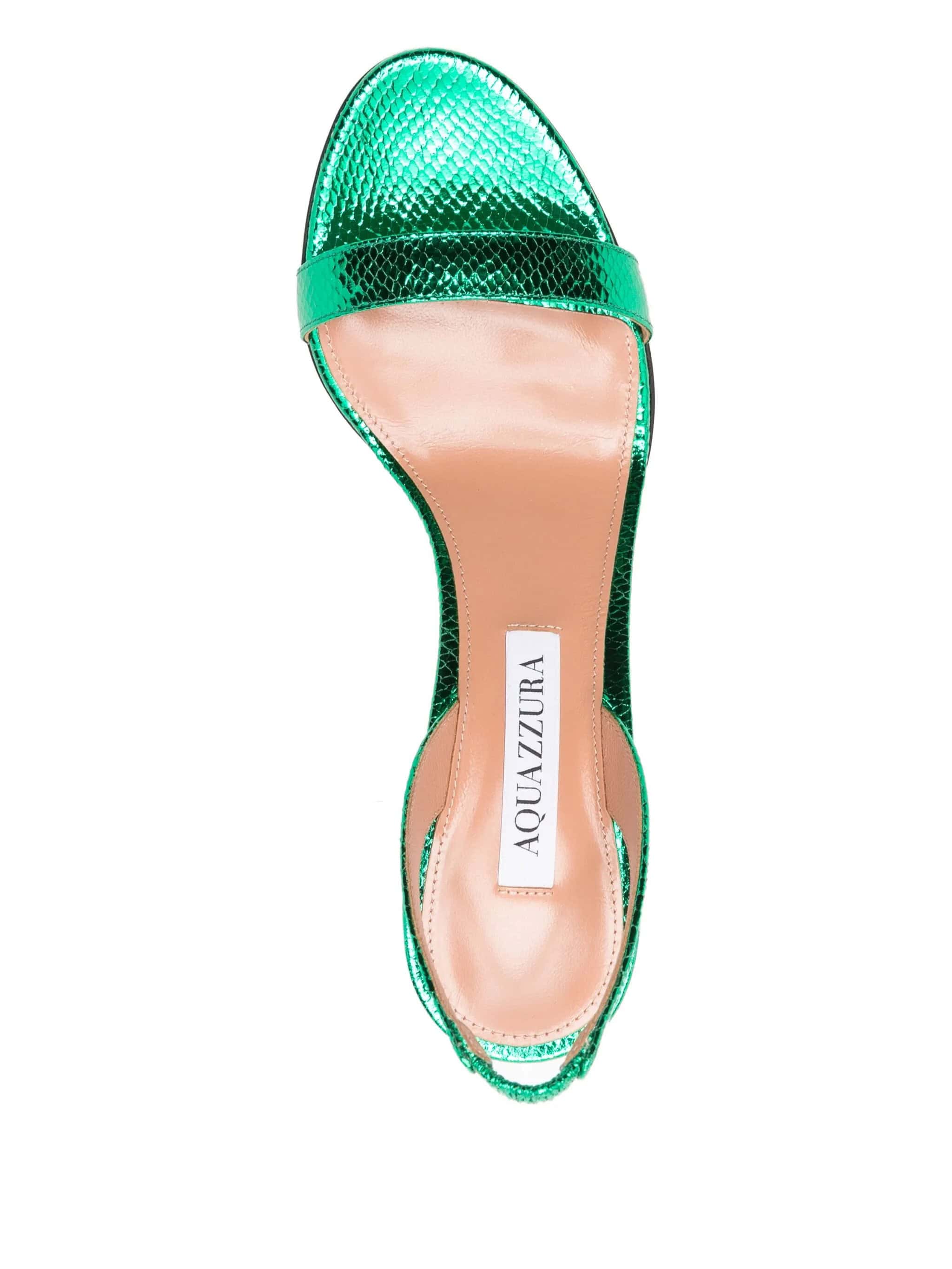 Sapato feminino verde metálico de couro com salto baixo, estilo elegante e confortável.