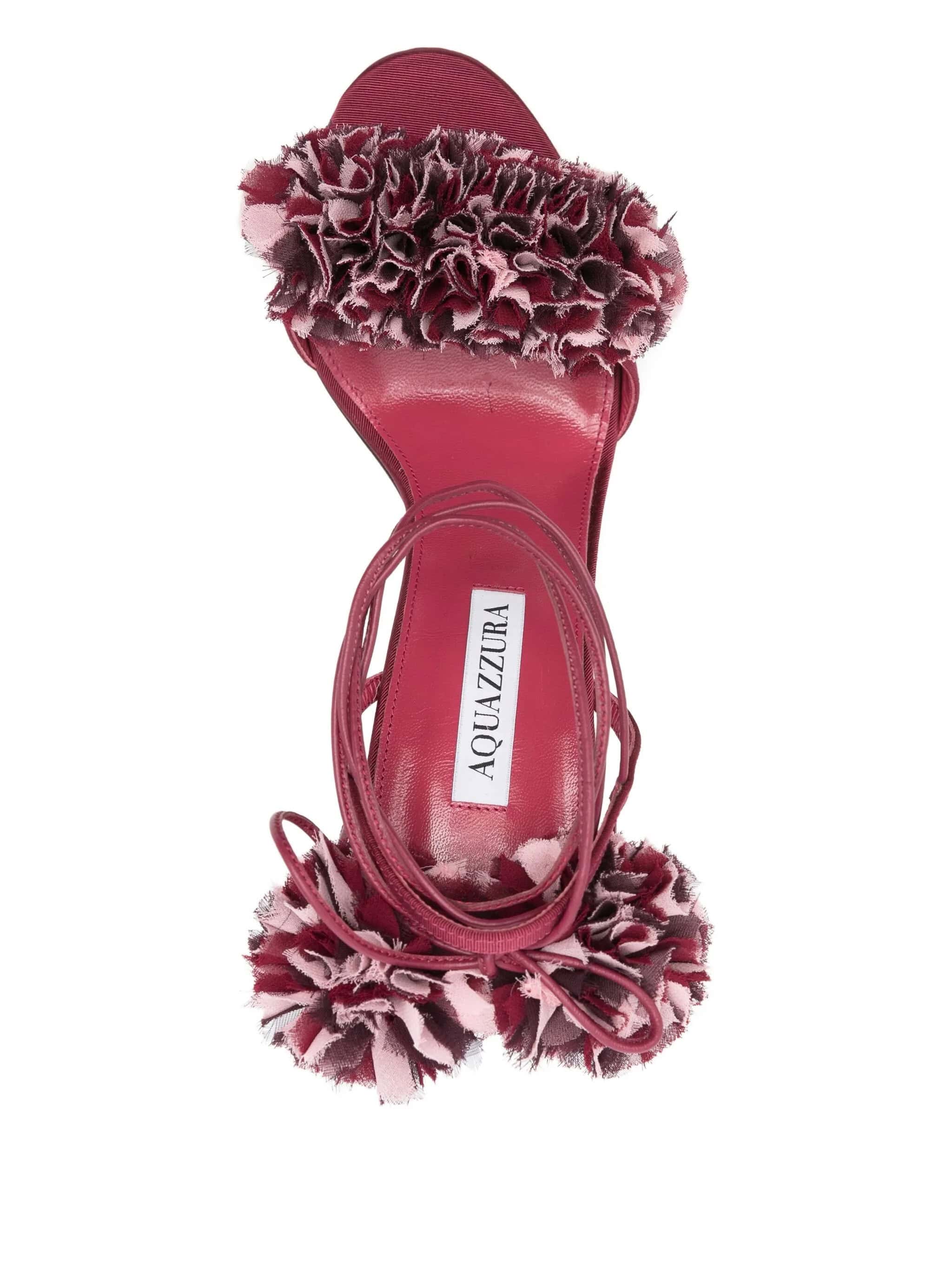 Sandália rosa com detalhes em tecido floral e sola de couro, estilo feminino e confortável.