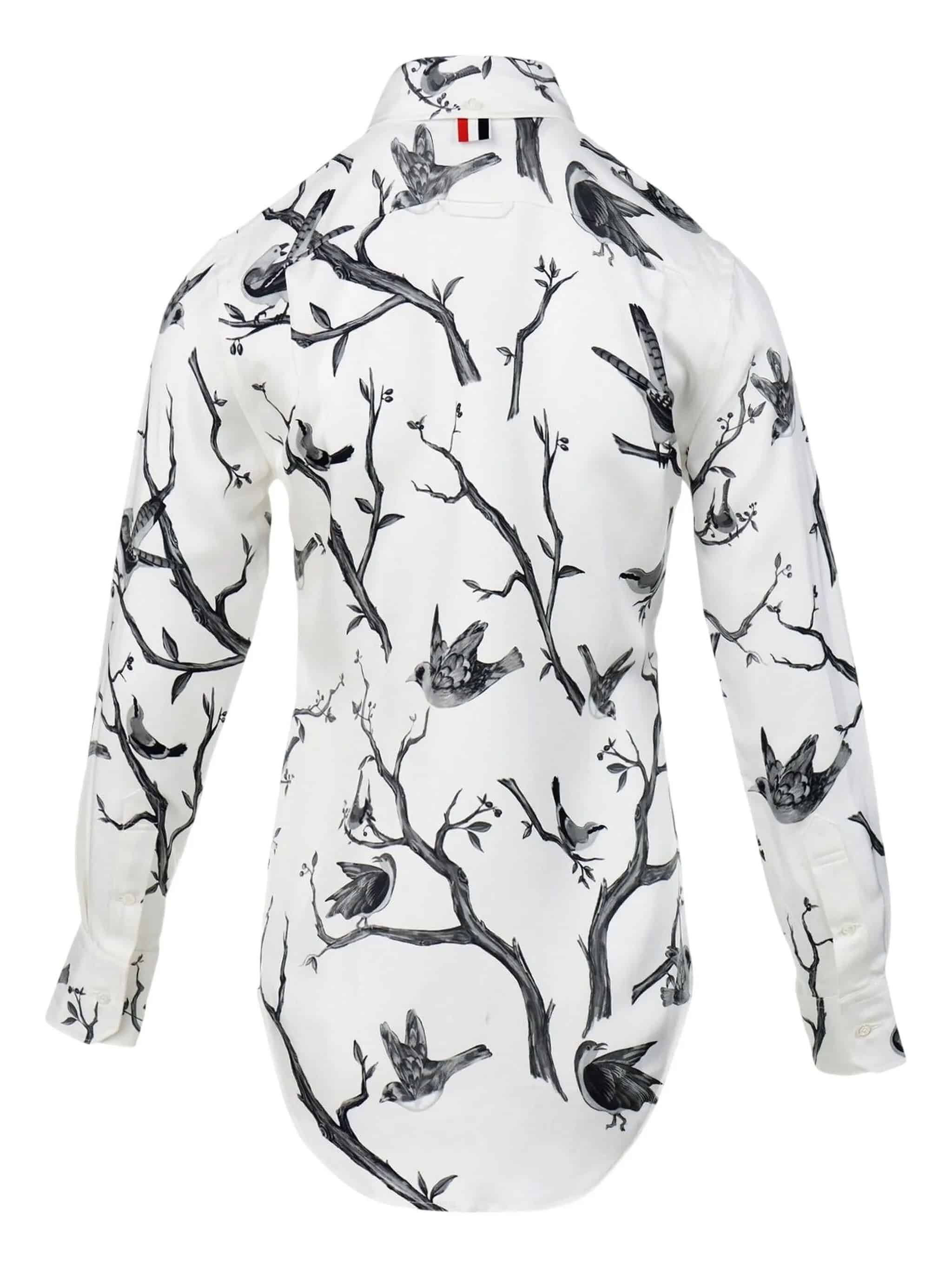 Birds dançantes em árvores, camisa de seda branca com padrão preto e grisalho, elegante e sofisticada.