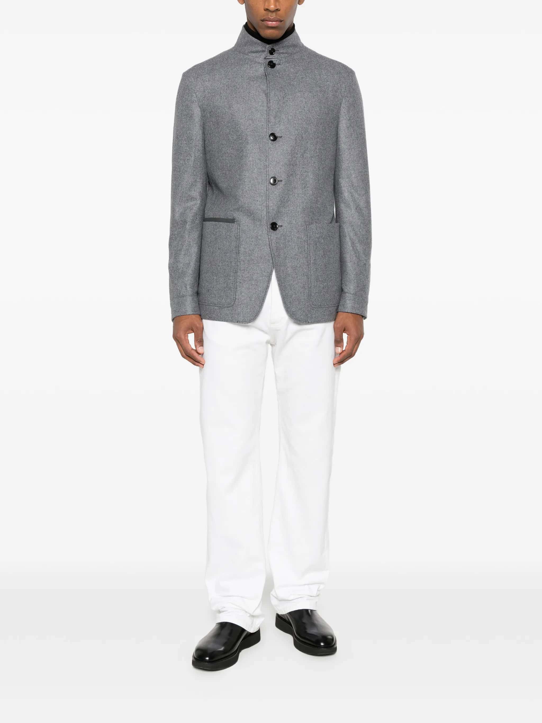 Casaco cinza de lã clássico para homem com detalhe elegante.