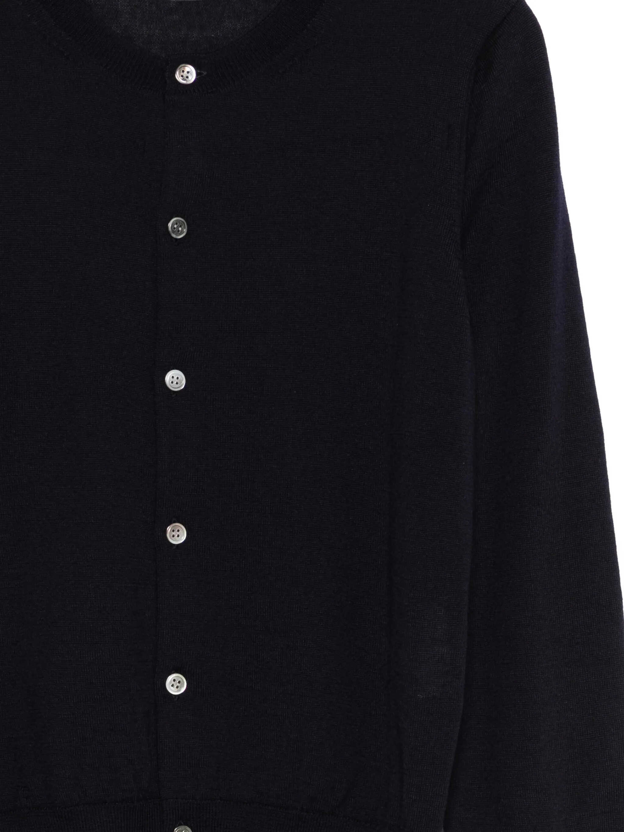 Casaco preto de malha com botões à frente para homens e mulheres, estilo casual e sofisticado.