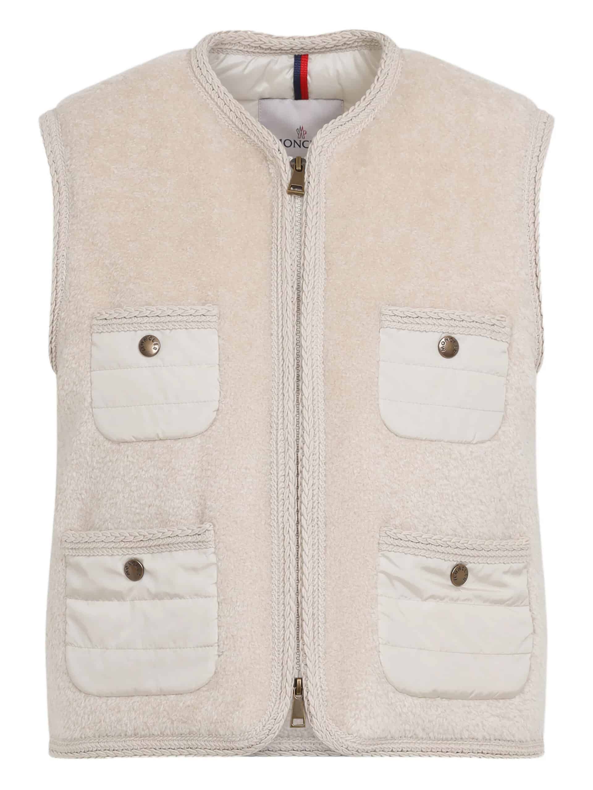Casaco de lã bege com bolsos quentes e detalhes trançados, ideal para looks elegantes e conforto diário.